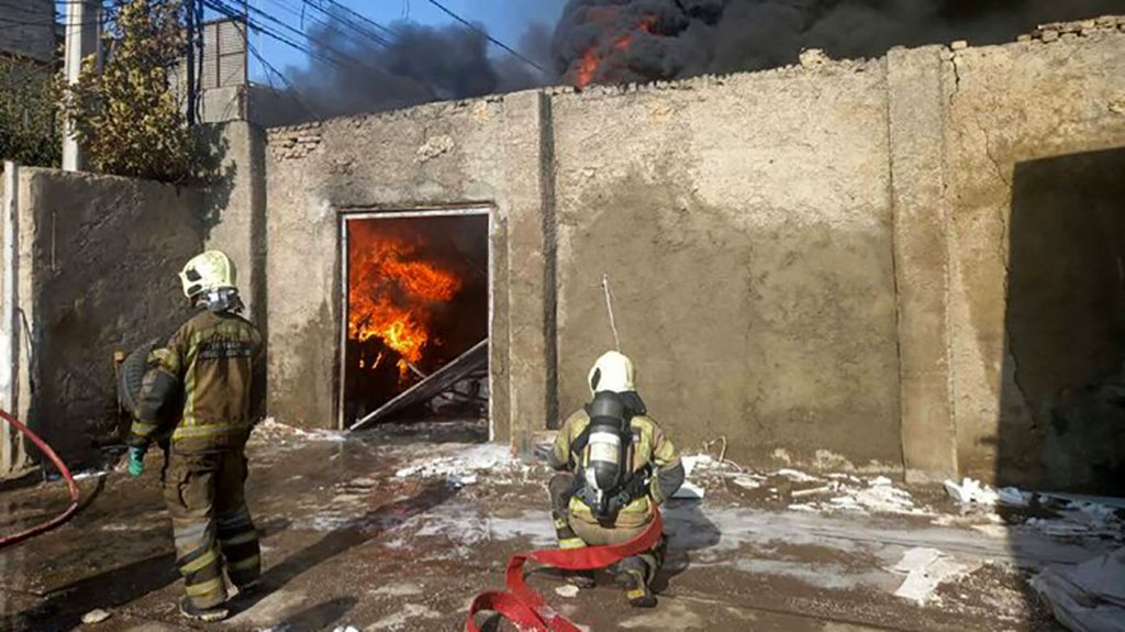جان باختن 2 کارگر در پی آتشسوزی سوله نگهداری مصنوعات چوبی و کارتن در جاده ساوه 237 آتشسوزی